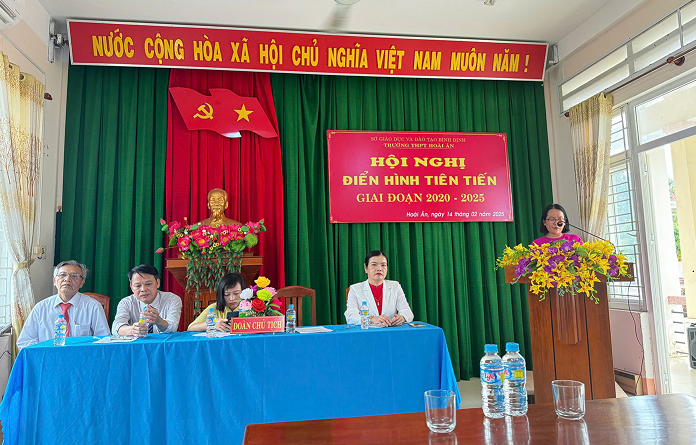 Trường THPT Hoài Ân tổ chức Hội nghị điển hình tiên tiến.