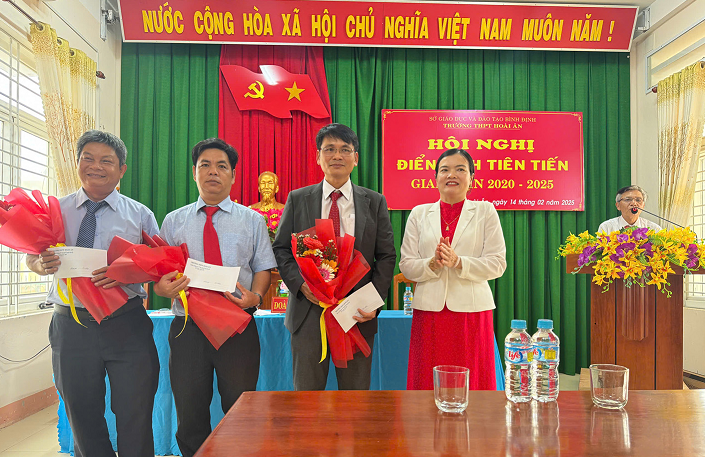 Tặng hoa cho các cá nhân điển hình tiên tiến
